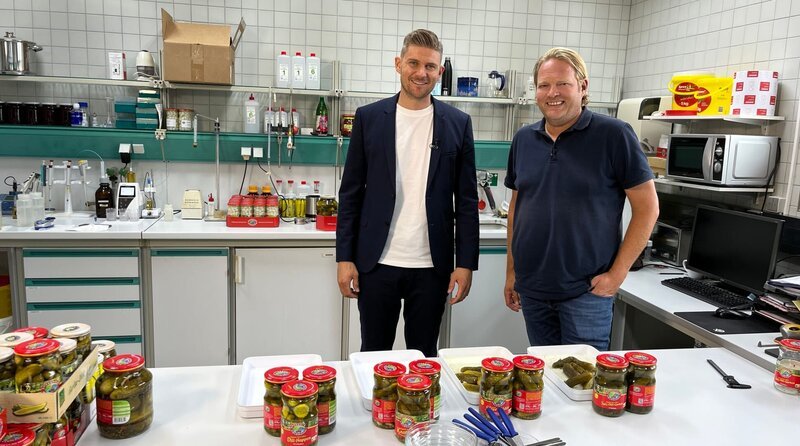 In Lübben wirft Björn Freitag (rechts) mit Moritz Mertens (links) von der Firma Spreewald Feldmann einen Blick auf die Produktion der beliebten Spreewald Gurken. – Bild: WDR/​solis TV/​Joshua Stolz