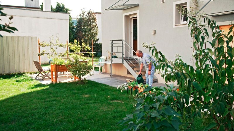 Gereon Niekamp ist Besitzer eines Hauses mit Garten. Wenn bald seine Kinder ausziehen, fürchtet der alleinstehende Lehrer, dass es im Alter zu einsam werden könnte. Allein möchte er in seinem Haus nicht leben. – Bild: SWR