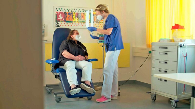 SÜDWESTRUNDFUNK betrifft: „Neue Waffe gegen Krebs – Was kann die Immuntherapie wirklich?“ Patientin Susanne vor ihrer Infusionsbehandlung. © SWR, honorarfrei – Verwendung gemäß der AGB im engen inhaltlichen, redaktionellen Zusammenhang mit genannter SWR-Sendung und bei Nennung „Bild: SWR“ (S2+). SWR Presse/Bildkommunikation, Baden-Baden, Tel: 07221/929–26868, foto@swr.de – Bild: SWR / SWR Presse/Bildkommunikation SÜDWESTRUNDFUNK betrifft: „Neue Waffe gegen Krebs – Was kann die Immuntherapie wirklich?“ Patientin Susanne vor ihrer Infusionsbehandlung. © SWR, honorarfrei – Verwendung gemäß der AGB im engen inhaltlichen, redaktionellen Zusammenhang mit genannter SWR-Sendung und bei Nennung „Bild: SWR“ (S2+). SWR Presse/Bildkommunikation, Baden-Baden, Tel: 07221/929–26868, foto@swr.de – Bild: SWR / SWR Presse/Bildkommunikation