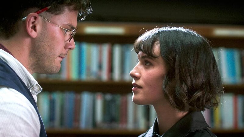 L-R: Billy (Jeremy Irvine), Bella Brown (Jessica Brown Findlay). – Bild: 2016 Ambi Media Italia L-R: Billy (Jeremy Irvine), Bella Brown (Jessica Brown Findlay). – Bild: 2016 Ambi Media Italia