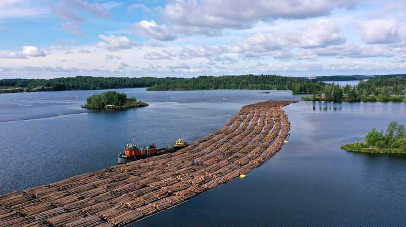 Das Holzfloß am Ziel der Reise, die Zellstofffabrik in Lappeenranta. – Bild: NDR/Florianfilm GmbH / ZDF Das Holzfloß am Ziel der Reise, die Zellstofffabrik in Lappeenranta. – Bild: NDR/Florianfilm GmbH / ZDF