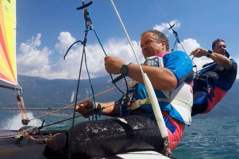 Gegenwind Eine aussergewöhnliche Challenge Rüdiger Böhm (l.) und Lars Kyprian wollen in 30 Tagen von Gibraltar nach Palermo segeln. SRF/​Rüdiger Böhm – Bild: SF1