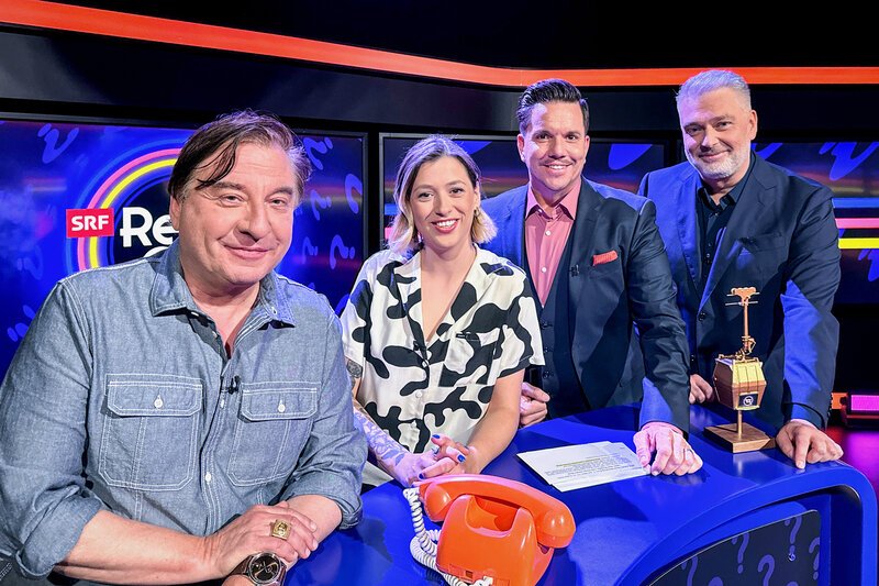 SRF Retro Quiz Folge 6 Beat Schlatter, Lisa Christ, Moderator Sven Epiney und Sandro Brotz im SRF Retro Quiz 2024 SRF – Bild: SF1