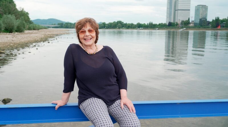 Kabarettistin Anka Zink hat die Sommer ihrer Kindheit und Jugend überwiegend am Rhein verbracht. – Bild: WDR Kabarettistin Anka Zink hat die Sommer ihrer Kindheit und Jugend überwiegend am Rhein verbracht. – Bild: WDR