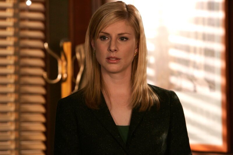 Law & Order: SVU #07015 „Manipulated“ 12–16–2005 Director: Matt Earl Beesley DP: Geoffrey Erb Scene 45 (Int) Novak’s Office „Huang explains Munchausens“ Diane Neal (Novak) BD Wong (Huang) Betty Buckley (Attorney Walsh) photo credit: Will Hart /​ NBC UniversalLaw & Order: SVU #07015 „Manipulated“ 12–16–2005 Director: Matt Earl Beesley DP: Geoffrey Erb Scene 45 (Int) Novak’s Office „Huang explains Munchausens“ Diane Neal (Novak) BD Wong (Huang) Betty Buckley (Attorney Walsh) photo credit: Will Hart /​ NBC Universal – Bild: /​ 2005 Will Hart/​WILL HART/​WILL HART