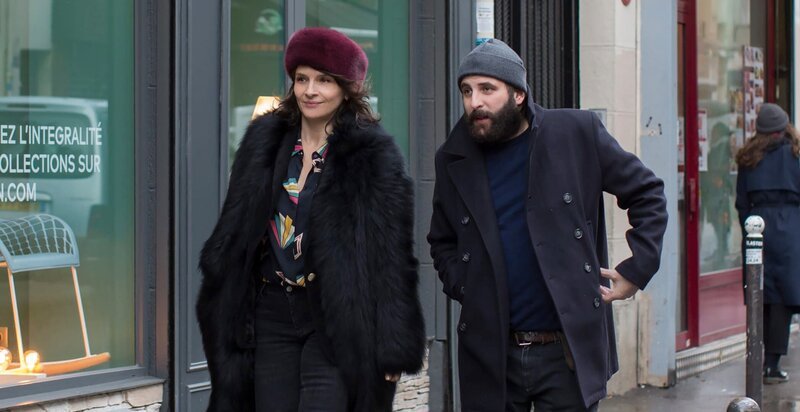 L-R: Selena (Juliette Binoche) und Léonard Spiegel (Vincent Macaigne) – Bild: DR/​Ad Vitam