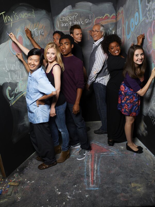 (2. Staffel) – Eine ganz spezielle Lerngruppe: Jeff (Joel McHale, 4.v.r.), Britta (Gillian Jacobs, 2.v.l.), Pierce (Chevy Chase, 3.v.r.), Shirley (Yvette Nicole Brown, 2.v.r.), Abed (Danny Pudi, 3.v.l.), Troy (Donald Glover, 4.v.l.), Annie (Alison Brie, r.) und Senor Chang (Ken Jeong, l.) … – Bild: NBC Universal, Inc. Lizenzbild frei