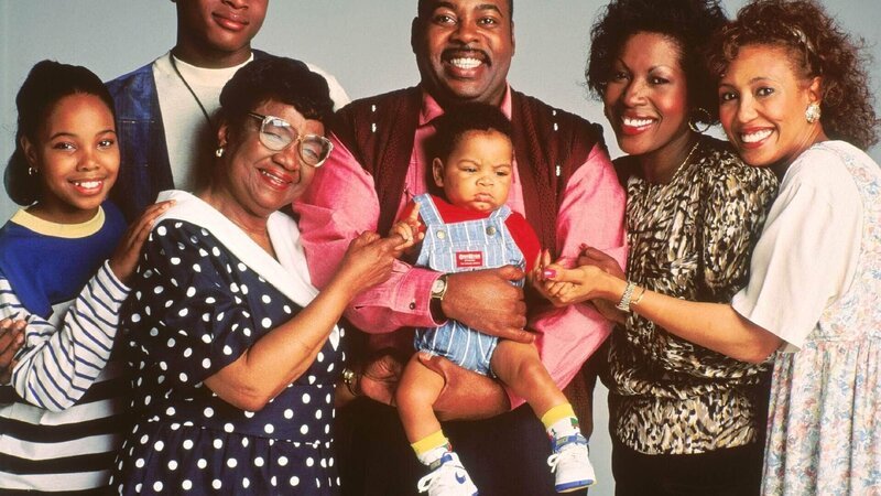 1. Staffel: (v.l.) Laura (Kellie Shanygne Williams), Eddie (Darius McCrary), Estelle (Roretta LeNoir), Carl (Reginald VelJohnson) mit dem kleinen Richie, Harriette (JoMarie Payton) und Rachel (Telma Hopkins). – Bild: TVNOW