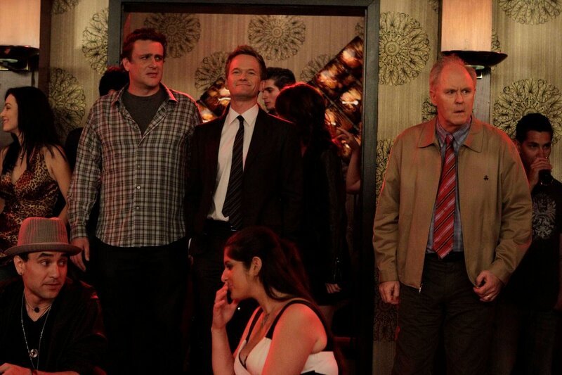 L-R: Marshall (Jason Segel), Barney (Neil Patrick Harris), Vater Jerry (John Lithgow) – Bild: Warner Bros. Discovery