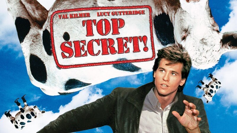 Key Art zu „Top Secret!“ Foto: Nick Rivers (Val Kilmer) +++ Die Verwendung des sendungsbezogenen Materials ist nur mit dem Hinweis und Verlinkung auf RTL+ gestattet. +++; Key Art zu „Top Secret!“ Foto: Nick Rivers (Val Kilmer) +++ Die Verwendung des sendungsbezogenen Materials ist nur mit dem Hinweis und Verlinkung auf RTL+ gestattet. +++ – Bild: RTL /​ © Paramount Pictures Corporation