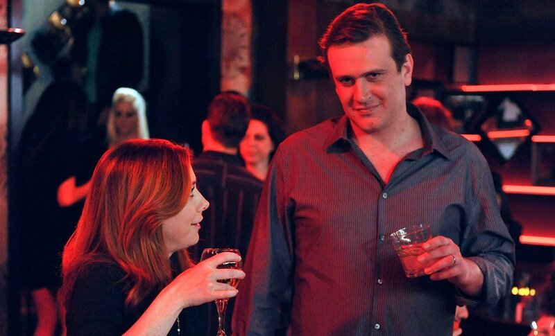 Versuchen, die perfekte Cocktail-Kombination herauszufinden: Lilly und Marshall. – Bild: Warner Bros. Discovery