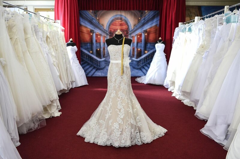 DAS HOCHZEITSHAUS in Dresden bietet auf über 2000qm Brautmode für jeden Geschmack, jedes Alter und jeden Geldbeutel. Uwe ist überzeugt: Er findet das perfekte Kleid für jede Braut. +++ – Bild: RTL /​ Stefanie Schumacher