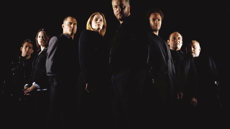 CSI Team Las Vegas (v.l.): Greg (Eric Szmanda), Sara (Jorja Fox), Nick (George Eads), Catherine (Marg Helgenberger), Gil (William Petersen), Warrick (Gary Dourdan), Capt. Jim Brass (Paul Guilfoyle), Dr. Robbins (Robert David Hall). – Bild: TVNOW /​ CBS