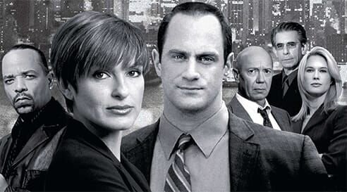 L-R: Detective Odafin ‚Fin‘ Tutuola, Olivia Benson, Detective Elliot Stabler, Captain Donald Cragen, Sergeant John Much und Assistant D. A. Alexandra Cabot. – Bild: TF1