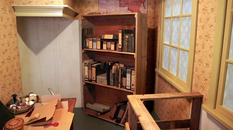Hinter diesem Regal liegt das Versteck der Familie Frank. – Bild: MDR/Anne Frank Stichting, Ray va / MDR/HA Kommunikation Hinter diesem Regal liegt das Versteck der Familie Frank. – Bild: MDR/Anne Frank Stichting, Ray va / MDR/HA Kommunikation