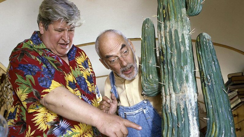 Gelbe Flecken auf dem Kaktus. Nachbar Paschulke (Helmut Krauss, l.) und Peter Lustig (Peter Lustig, r.) sind erschrocken. Was der Pflanze wohl fehlt? – Bild: ZDF und Christiane Pausch./​Christiane Pausch