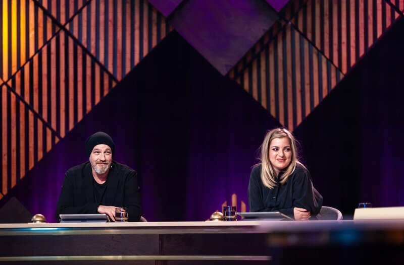 Heute zu Gast bei Oliver Kalkofe: Torsten Sträter und Laura Larsson. – Bild: WDR/​Marcel Langer