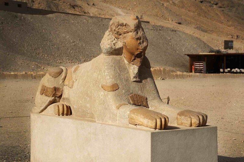 Deir el-Bahri, Ägypten – Sphinx außerhalb des Totentempels der Hatschepsut. – Bild: ZDFinfo