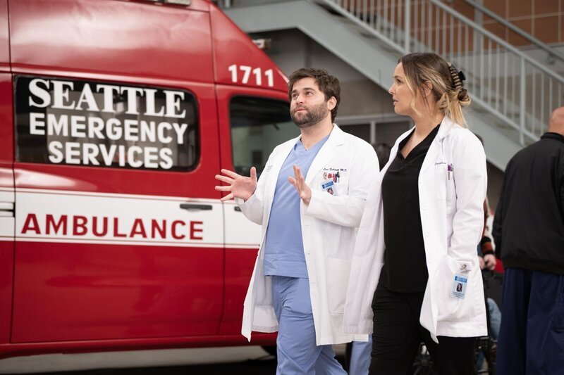 Dr. Levi Schmitt (Jake Borelli, l.); Dr. Jo Wilson (Camilla Luddington, r.) – Bild: 2024 American Broadcasting Companies, Inc. All rights reserved. /​ Anne Marie Fox Lizenzbild frei