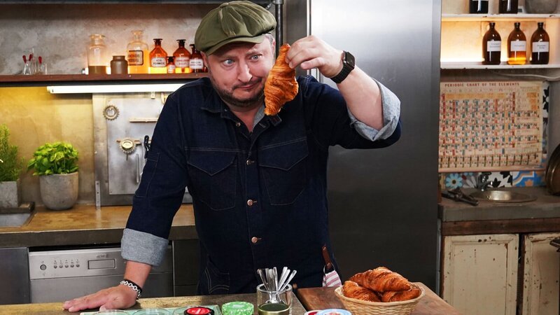 Zuckerreduzierter Fruchtaufstrich mit der Extraportion Frucht aufs Croissant? Fehlanzeige! Sebastian Lege zeigt, warum die hohen Preise der Light-Varianten nicht gerechtfertigt sind. – Bild: ZDF und Oscar Rindlisbacher./​Oscar Rindlisbacher