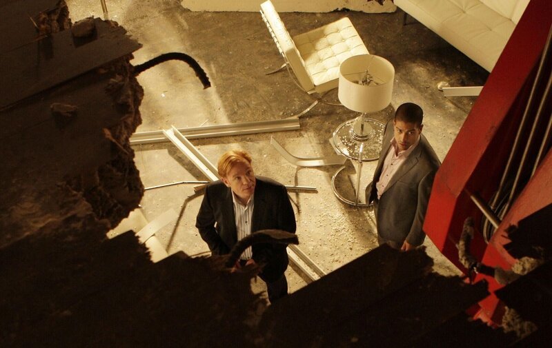 Bei einer Zeugenvernehmung ist ein Kranausleger in die Wohnung gekracht und hat den Zeugen getötet. Horatio (David Caruso, l.) und Delko (Adam Rodriguez) müssen nun in mühseliger Kleinarbeit Beweise sammeln, um den Mörder ohne die Aussage überführen zu können. – Bild: RTL /​ CBS