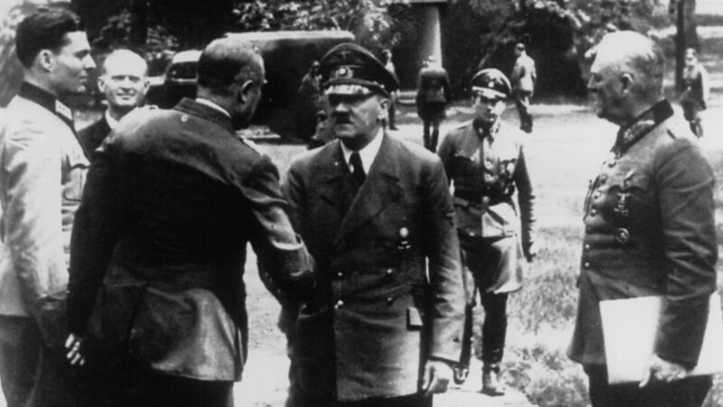 Wenige Tage vor dem Attentat: Oberst Claus Schenk Graf von Stauffenberg (l.) trifft am 15. Juli 1944 in Hitlers Hauptquartier „Wolfschanze“ auf den Diktator (M.) und auf Generalfeldmarschall Wilhelm Keitel (r.). Stauffenberg hat die Bombe bereits bei sich, macht sie aber an diesem Tag noch nicht scharf. – Bild: Nutzungsrecht: 13.06.2024 – 12.09.2024/​akg-images