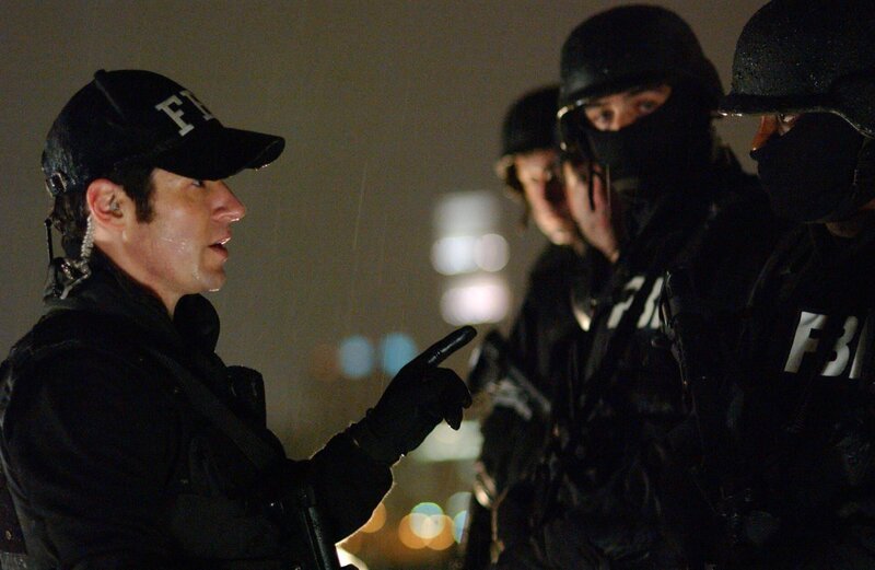 Auf der Spur einer skrupellosen Fälscherbande: Don Eppes (Rob Morrow, l.) und sein Team … – Bild: Paramount Network Television
