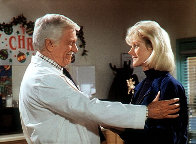 Dr. Mark Sloan (Dick Van Dyke, l.) begrüßt herzlich seine Tochter Carol (Stacy Van Dyke, r.), die er seit acht Jahren nicht mehr gesehen hat. – Bild: Viacom Lizenzbild frei