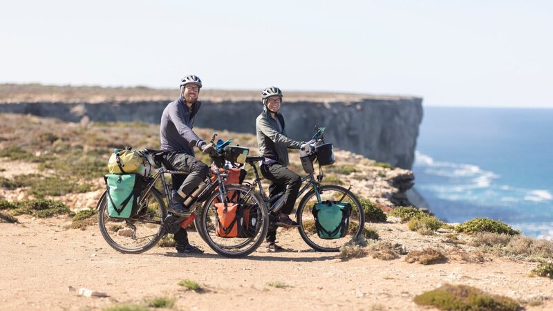 Nullabor – die baumlose Hochebene reicht im Süden Australiens bis an die Küste. Hier ist eine der anspruchsvollsten Abschnitte der Reise für Louisa und Tobi. – Bild: ZDF und Shea Walsh./​Shea Walsh