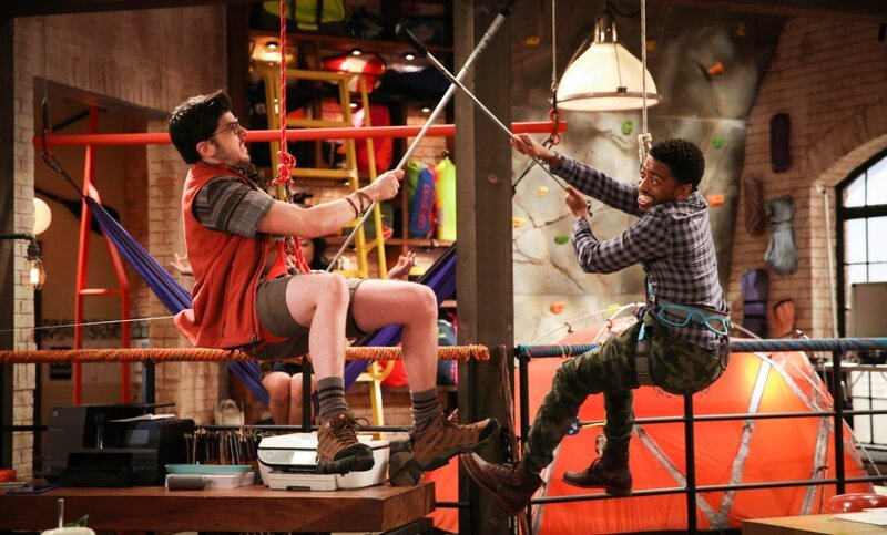 Clark (Christopher Mintz-Plasse); Mason (Shaun J. Brown) – Bild: Michael Yarish
