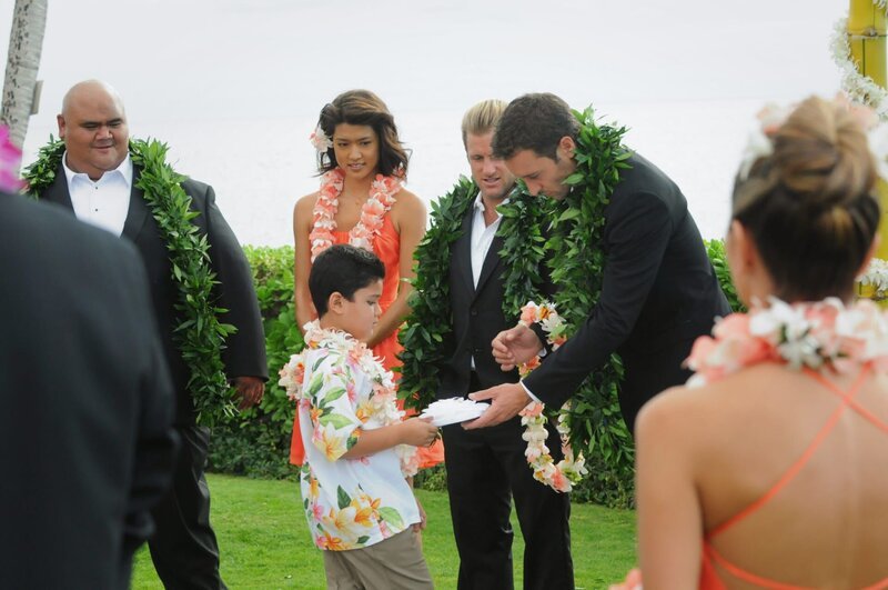 Nachdem ein neuer Fall gelöst wurde, nehmen Kamekona (Taylor Wily, l.), Danny (Scott Caan, 3.v.r.), Kono (Grace Park, 2.v.l.) und Steve (Alex O’Loughlin, 2.v.r.) an der Hochzeitsfeier von Malia und Chin teil … – Bild: TM & © CBS Studios Inc. All Rights Reserved. Lizenzbild frei