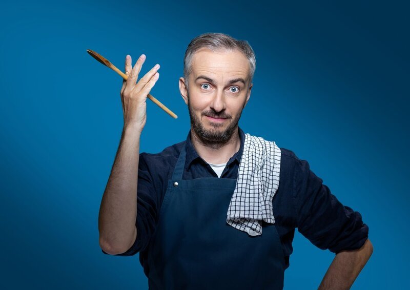 Jan Böhmermann in der neuen Staffel von „Böhmi brutzelt“. – Bild: ZDF und Lennart Speer./​Lennart Speer