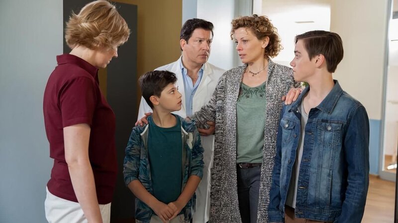 SENDER: ARD – SENDETITEL: Familie Dr. Kleist VI. Staffel Folge 75 – UNTERTITEL: Blind – CAPTION: ARD FAMILIE DR. KLEIST VI. Staffel (16 neuen Folgen), Folge 75 „Blind“, am Dienstag (22.11.16) um 18:50 Uhr im Ersten..Carola Kämper (Anna Schäfer, 2.v.r.) fürchtet, ihren Arbeitsplatz zu verlieren und nicht mehr für ihre beiden Söhne (Komparsen) sorgen zu können. Nora (Winnie Böwe, l.) und Chistian (Francis Fulton-Smith, M.) versuchen, der Taxifahrerin Mut zu machen..© ARD/​Kris Kraffert – honorarfrei, Verwendung gemäß der AGB im engen inhaltlichen, redaktionellen Zusammenhang mit genannter ARD-Sendung im Ersten bei Nennung: „Bild: ARD/​Kris Kraffert“ (S2+). ARD Programmdirektion/​Bildredaktion, Tel. 089/​5900–24302, Fax089/​5501259, mail: bildredaktion@daserste.de – Bild: ARD/​Kris Kraffert
