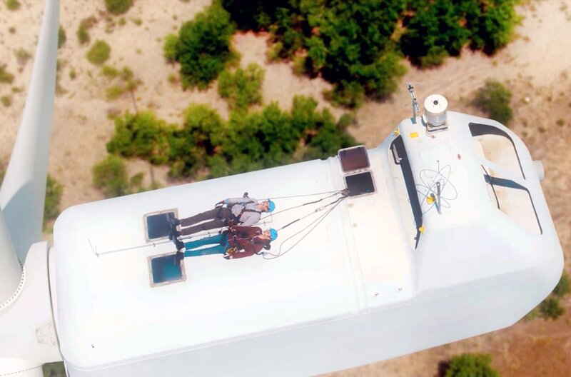 Die Farbe des Windes – Bild: Zeitfilm Media /​ Beinahe wäre der unvorsichtige Lionel (Anthony Jeanne) von dem Windrad gestürzt, auf das ihn Luna (Laura Berlin) mitgenommen hat …