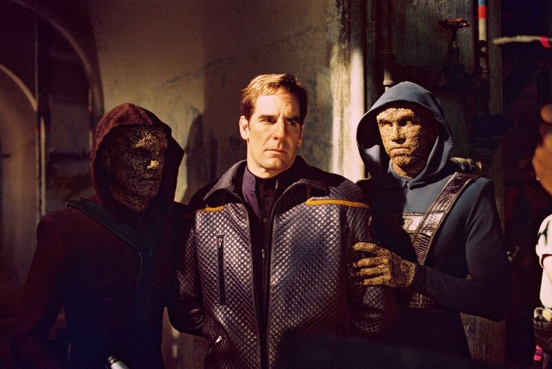 Die Suche nach dem entführten Klingonen Klaang entwickelt sich für Captain Jonathan Archer zu einem kniffligen Puzzlespiel. – Bild: SyFy