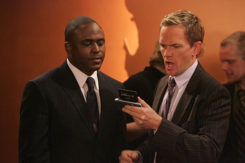 Barney (Neil Patrick Harris, l.) bekommt von Besuch von seinem Bruder James (Wayne Brady, r.) Da seine Freunde Winterschlaf halten, freut er sich um so mehr mit ihm um die Häuser ziehen zu können … – Bild: 20th Century Fox International Television Lizenzbild frei