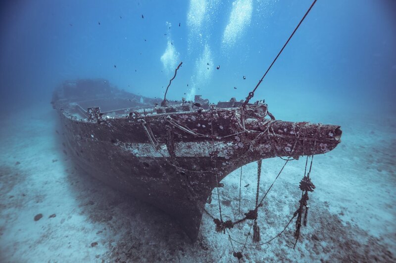 Shipwreck in Hawaii in one hundred feet of water – Bild: Shutterstock /​ Shutterstock /​ Copyright (c) 2019 Maui Topical Images/​Shutterstock. No use without permission.