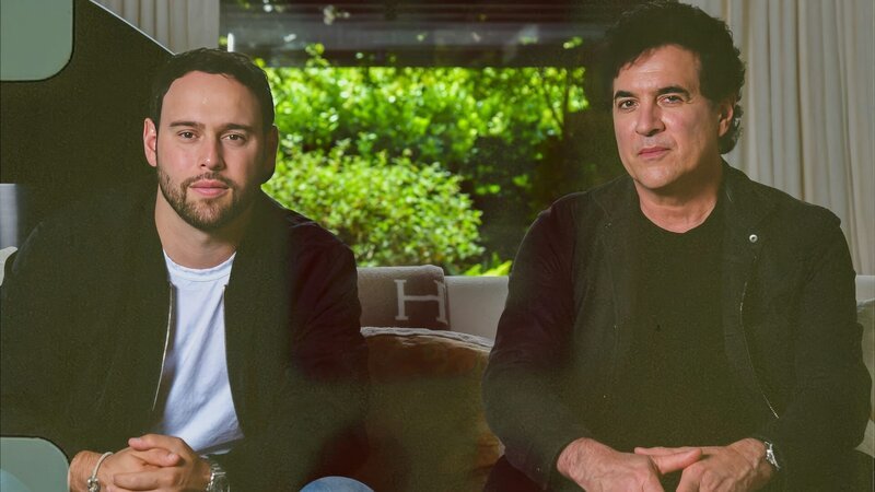 Wegen eines Streits mit den Chefs ihres ehemaligen Plattenlabels Scooter Braun (l.) und Scott Borchetta (r.) spielt Taylor Swift ihre alten Alben noch einmal ein. – Bild: ZDF und 2023 Copyright Entertain Me Publishing LTD./​2023 Copyright Entertain Me Publ