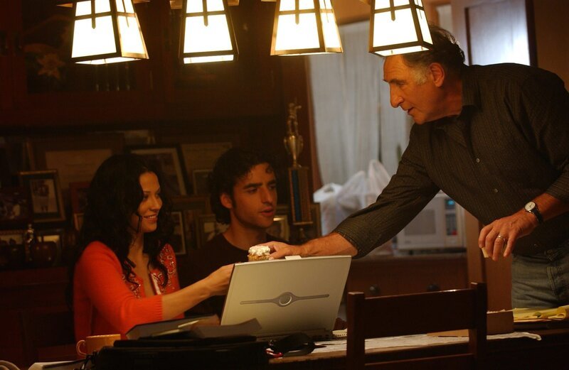 Bei ihren Recherchen geraten sie auf eine heiße Spur und ein Wettlauf mit der Zeit beginnt: Amita (Navi Rawat, l.), Charlie (David Krumholtz, M.) und Alan (Judd Hirsch, r.) … – Bild: Paramount Network Television