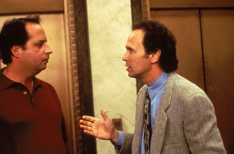 Als Mitch (Billy Crystal, r.) ihm etwas über eine Schatzkarte erzählt, weiß Glen (Jon Lovitz, l.) nicht so recht, was er davon halten soll … – Bild: CH Media Als Mitch (Billy Crystal, r.) ihm etwas über eine Schatzkarte erzählt, weiß Glen (Jon Lovitz, l.) nicht so recht, was er davon halten soll … – Bild: CH Media