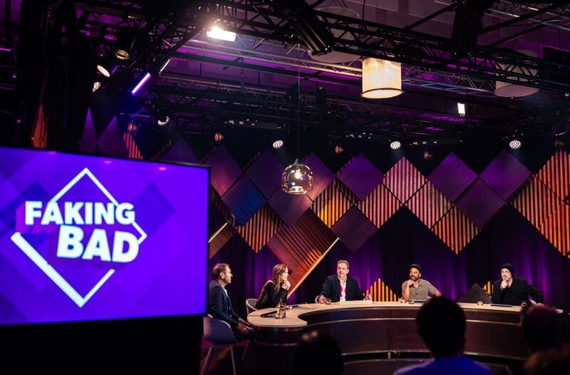 Von links: Peter Rütten, Katrin Bauerfeind, Oliver Kalkofe, Simon Pearce und Torsten Sträter. Faking Bad, Staffel 1, Burda Studios GmbH München 2024 – Foto: Marcel Langer Photography – Bild: BR/​BurdaStudios/​Marcel Langer Photography/​Marcel Langer Photography