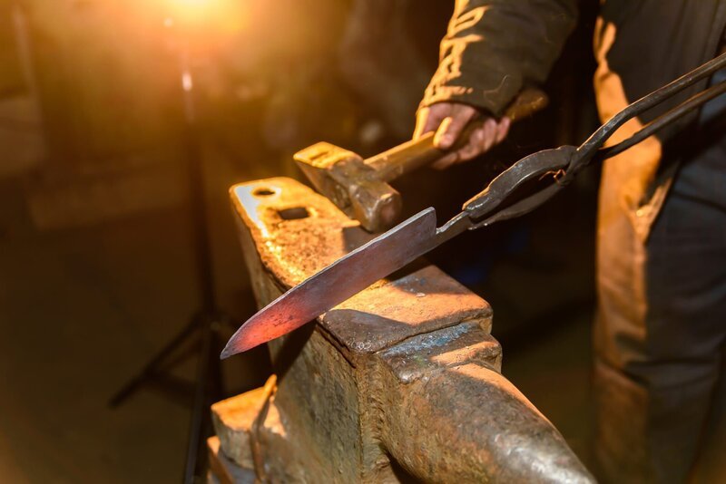 Schmieden von geschmolzenem Metall. Messer machen. – Bild: Shutterstock /​ Shutterstock /​ Copyright (c) 2017 SFROLOV/​Shutterstock. No use without permission.