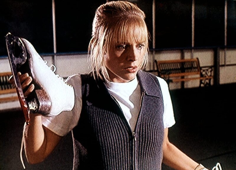 Bei den Schlittschuhen von Julie Miller (Julie Benz) wurde eine Kufe gegen eine andere vertauscht. – Bild: Viacom Lizenzbild frei