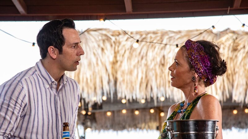 Neville Parker (Ralf Little) erkundigt sich neugierig bei der Barfrau Catherine Bordey (Elizabeth Bourgine) nach Sophie Chambers. – Bild: ZDF und BBC/​Red Planet Pictures./​BBC/​Red Planet Pictures
