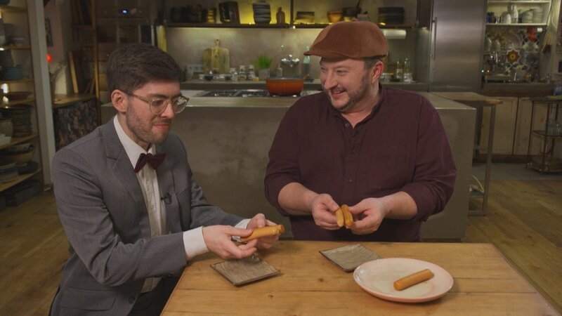 Kann Sebastian Leges selbst gemachtes Veggie-Würstchen überzeugen? Juror Flo vergleicht es mit dem Supermarkt-Original. – Bild: ZDF