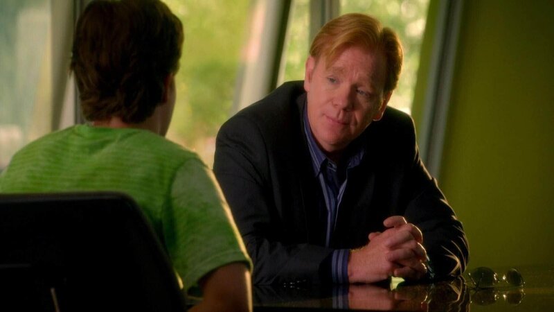Horatio Cane (David Caruso, r.) verhört Daniel (Shawn Pyfrom), den Sohn des ermordeten Investor Howard Burgess. Was für ein Verhältnis hatte er zu seinem Vater? – Bild: SUPER RTL