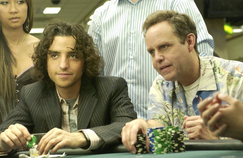 Vor einem Casino wird der Student Yuri Chernov erschossen und da sich die Überfälle auf erfolgreiche Spieler in letzter Zeit gehäuft haben, vermutet das FBI einen Serientäter. Charlie (David Krumholtz, l.) und Larry (Peter MacNicol, r.) versuchen etwas herauszufinden … – Bild: Paramount Network Television Lizenzbild frei