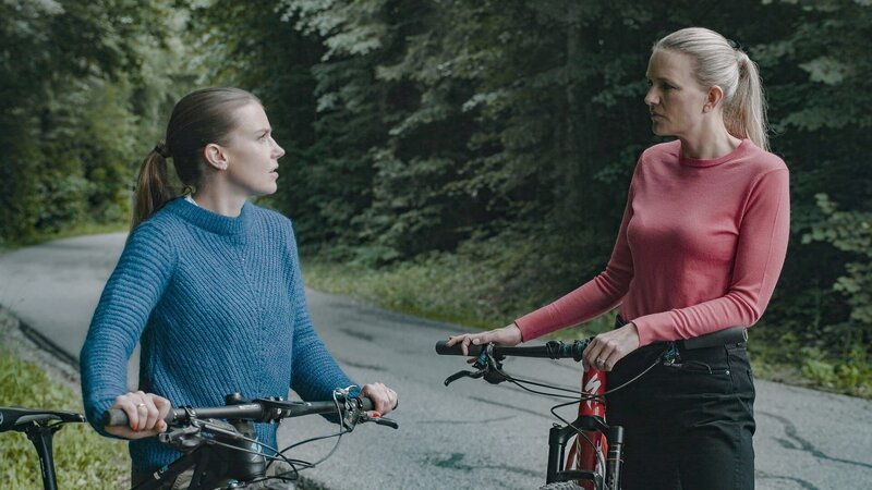 Nathalie Schöffmann (l.) und Sarah Tacke (r.) stehen an dem Ort, an dem Nathalie angefahren und entführt wurde. – Bild: ZDF und Ralf Gemmecke