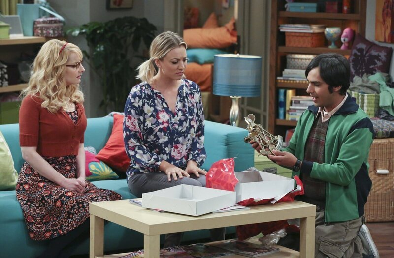 Weil Raj (Kunal Nayyar, r.) sich ein bisschen zu sehr über das Valentinstagsgeschenk seiner Verflossenen Emily freut, befürchten Penny (Kaley Cuoco, M.) und Bernadette (Melissa Rauch, l.), dass ihr Freund sich wieder von ihr einwickeln lässt und greifen ein … – Bild: 2016 Warner Brothers Lizenzbild frei