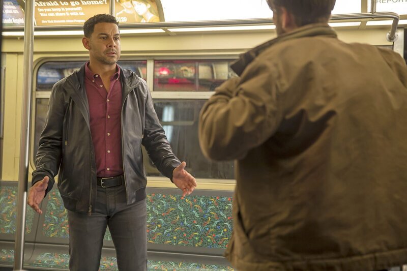 Detective Esposito (Jon Huertas, l.) gerät in eine Geiselnahme und alle auf dem Revier versuchen die Situation unter Kontrolle zu bringen. Doch wird es ihnen gelingen, Jared Stone (Will Rothhaar, r.) außer Gefecht zu setzen? – Bild: ABC Studios Lizenzbild frei